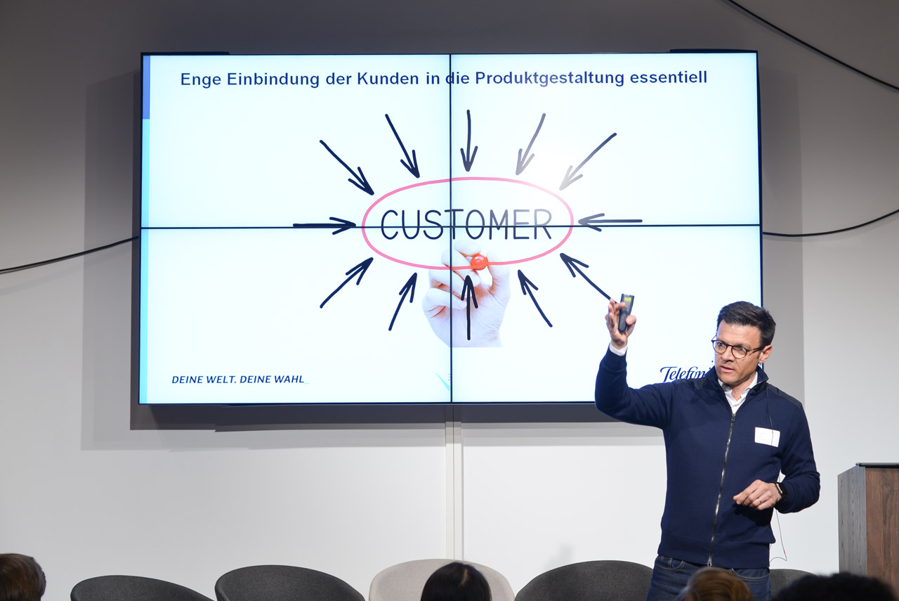 Fernando Burgos (Telefónica) stellte bei seiner Keynote den Kunden in den Mittelpunkt